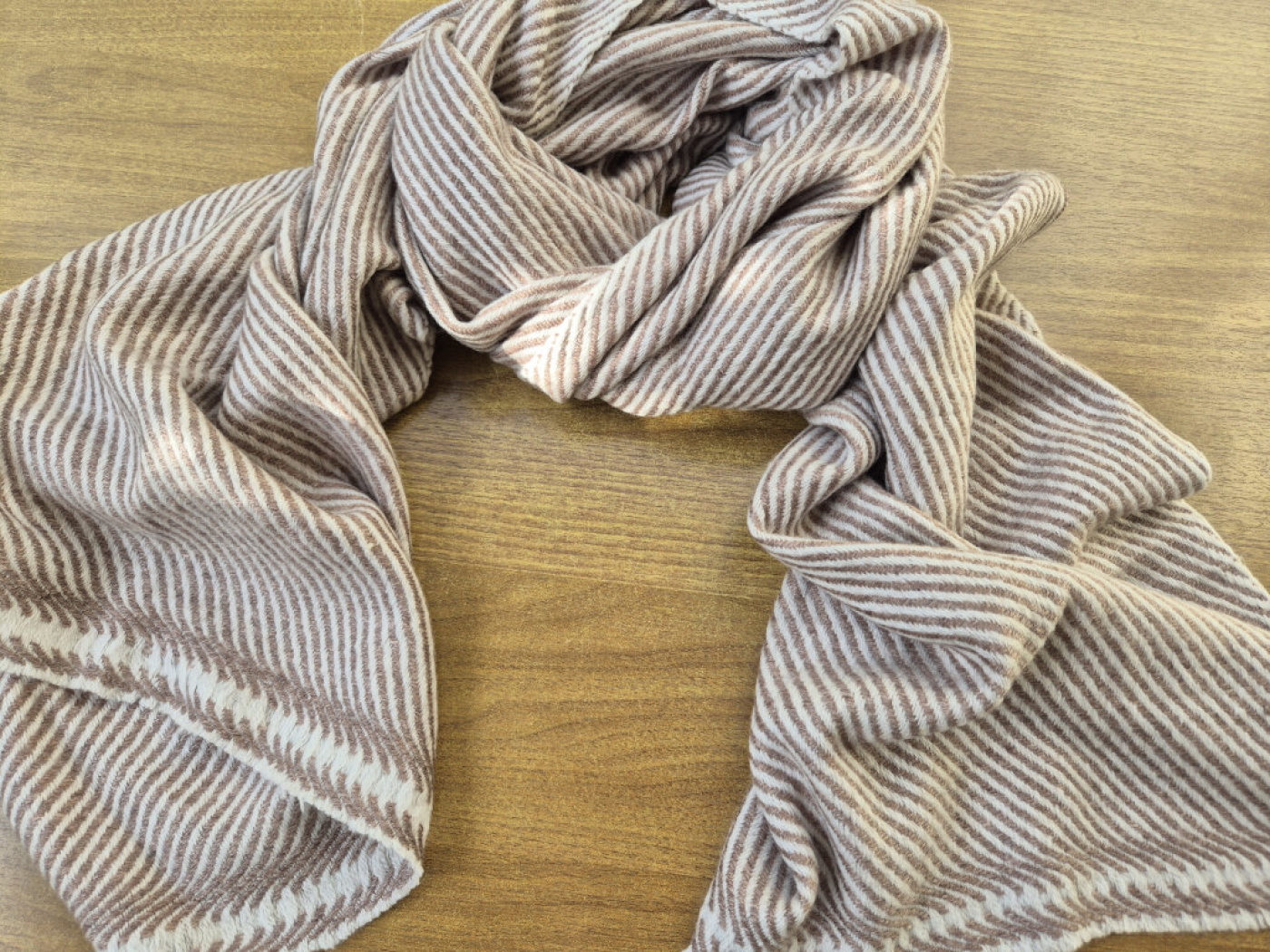 Fein gestreifter Kaschmir-Schal von LWH | helles Kupfer & Creme | 66×206cm